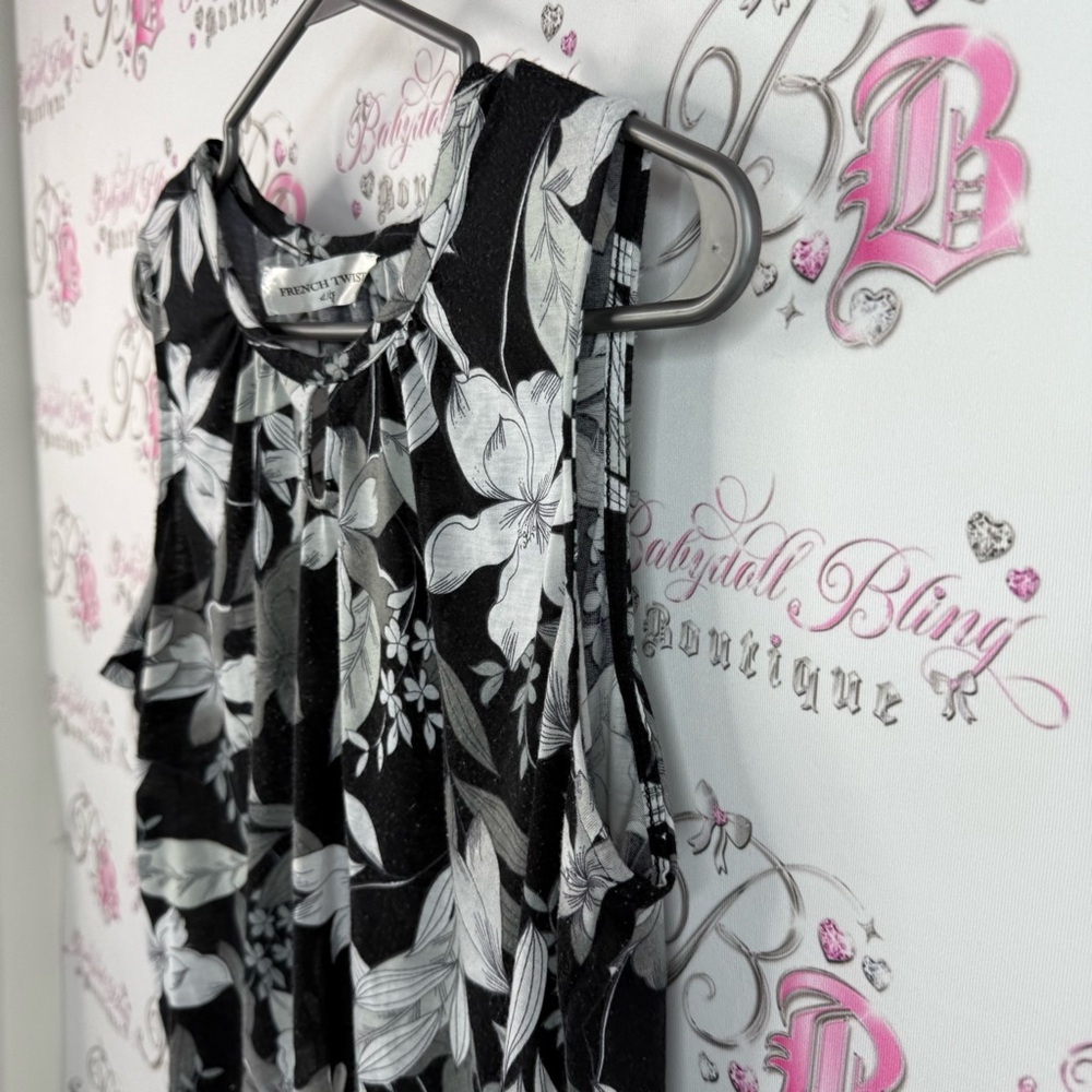 French twist tank top floral keyhole flowers Monochrome Floral Sleeveless Blouse - Picture 6 of 11